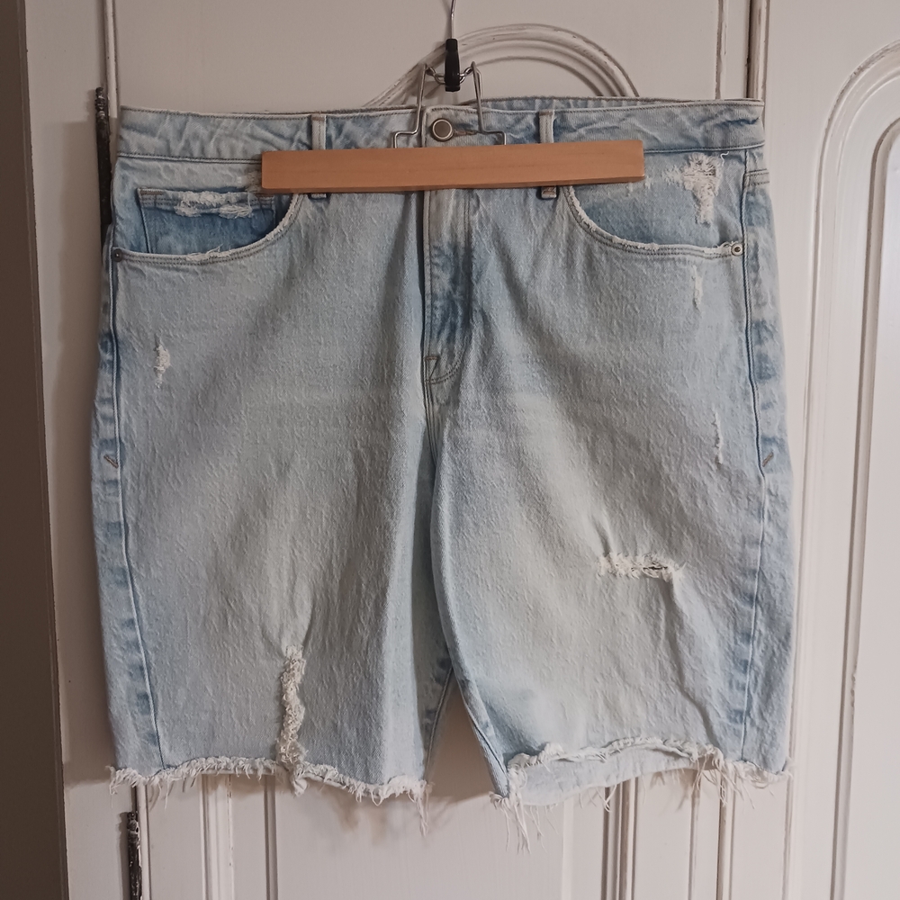 Good American Light Wash Frayed Jean Shorts